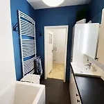 Comfortable Penthouse With Balcony & Free Parking