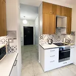 Comfortable Penthouse With Balcony & Free Parking アパート
